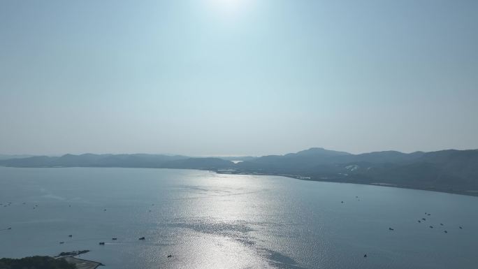 大海航拍海面阳光水面逆光飞行海岸线山脉