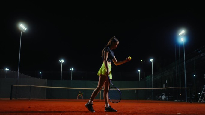 女子夏季傍晚在网球场上的训练，在运动场上的全程拍摄
