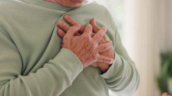 手、胸痛和老年男子按摩缓解，心脏骤停和烧心或疾病。老年男性，生病和心脏病发作或呼吸问题，疾病和保健紧