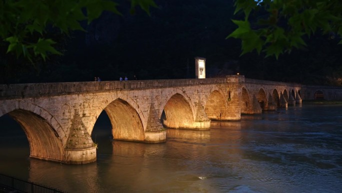 Mehmed Pasa Sokolovic桥在德里纳河上的夜晚在维谢格拉德