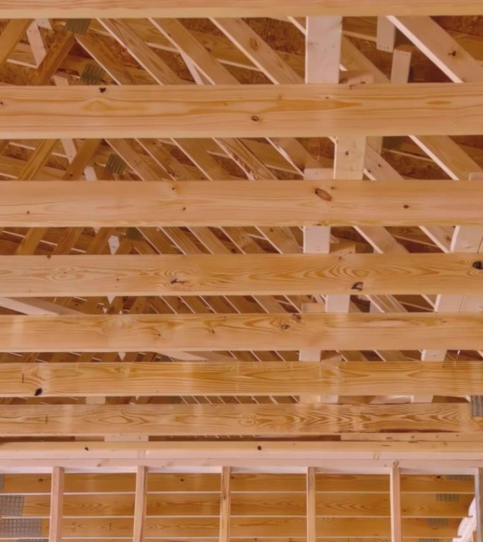 在新住宅的建造过程中，木梁框架由桁架梁构成