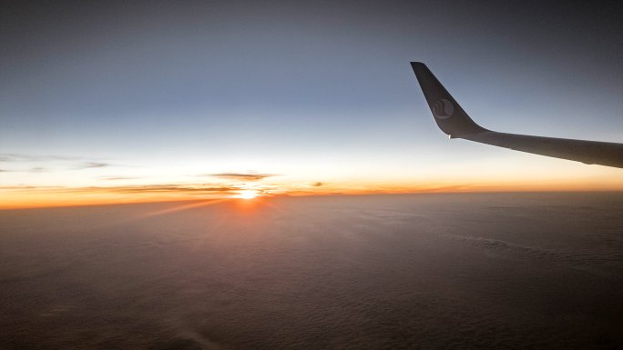 山东航空飞机航行云层之上日落延时摄影