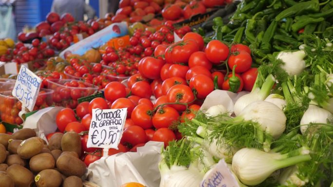 在当地的意大利市场，尽情享受各种各样的水果和蔬菜。