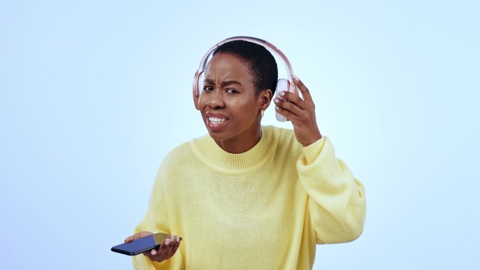 问题是，戴耳机的黑人女子听音乐，跳舞却听不见。困惑，收音机里的肖像和人物，手机里的流媒体音频，工作室