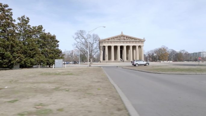 田纳西州纳什维尔的帕特农神庙建筑，无人机视频向侧面低移。