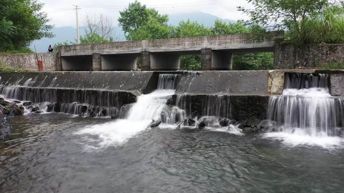 村庄小溪水流 水泥桥