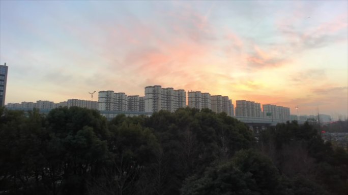 城市住宅上空的金碧辉煌夕阳