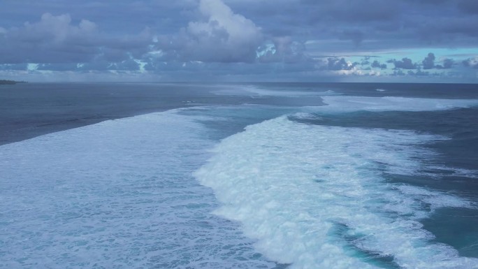 航拍，大海海面海天一色，翻滚海浪17秒
