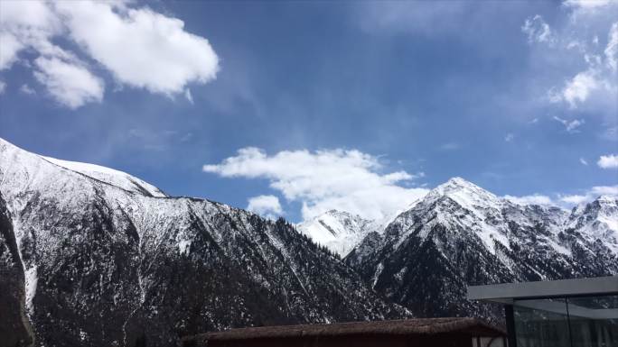 高原雪山天空流动的云