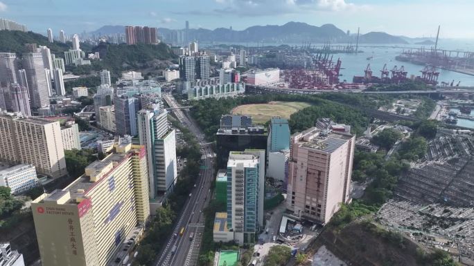 荃湾葵涌和青衣是一个商业和住宅的海滨卫星城，建在香港新界的一个海湾上，航拍无人机城市的天景