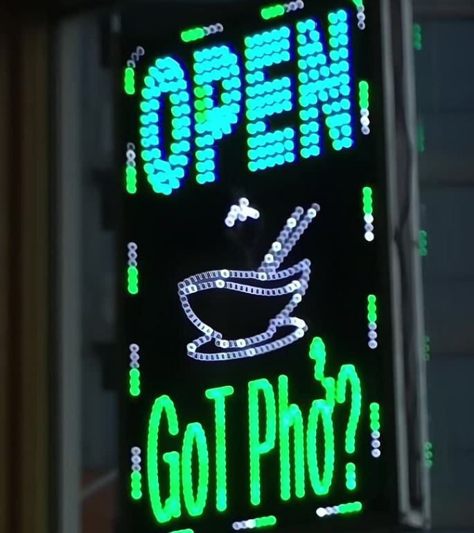 一个垂直的霓虹灯招牌，上面写着:开门，有越南粉。概念:越南餐厅。