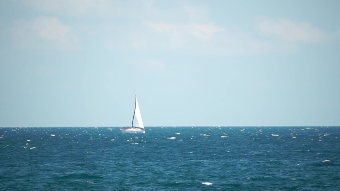 海上的游艇。豪华游轮之旅。深蓝色水面上白色小船的侧视图。鸟瞰富裕的游艇在海上航行。夏季豪华游轮之旅。
