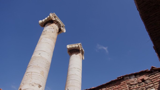 用撒狄的阿尔忒弥斯神庙的柱子仰望天空。
