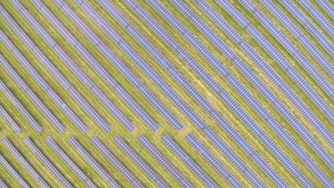 太阳能电池板农场自上而下鸟瞰图。巨型光伏阵列