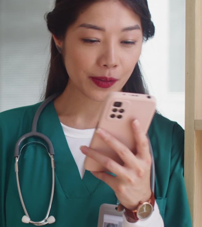 女全科医生用智能手机发短信