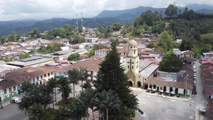 萨伦托村的主广场和大教堂。哥伦比亚麦德林村是南美洲著名的咖啡谷。