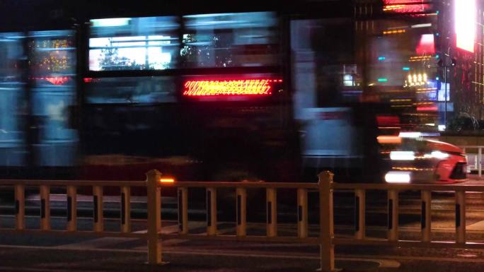 夜晚城市行人过马路汽车车辆车流人流夜晚夜