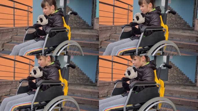 坐在轮椅上，抱着熊猫毛绒玩具，沉思孤独的孩子
