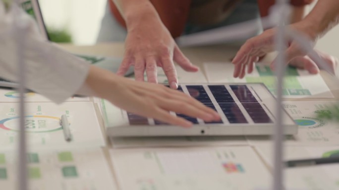 ESG会议上团队实际操作的太阳能电池板特写。