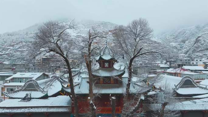 松潘雪后古城老建筑的景象