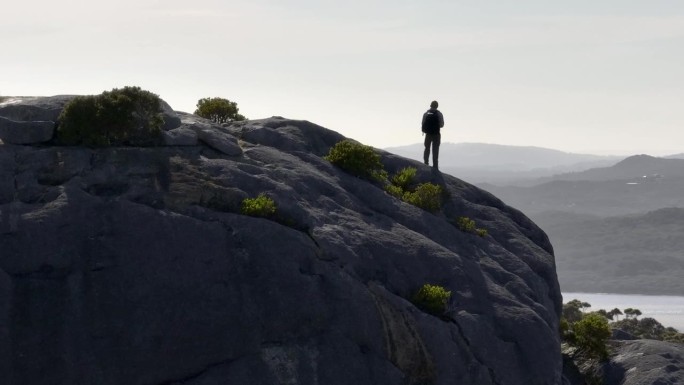 一个人站在悬崖边上的缓慢移动的视差。