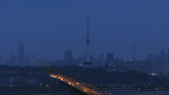 凌晨火车穿过武汉长江大桥4k航拍