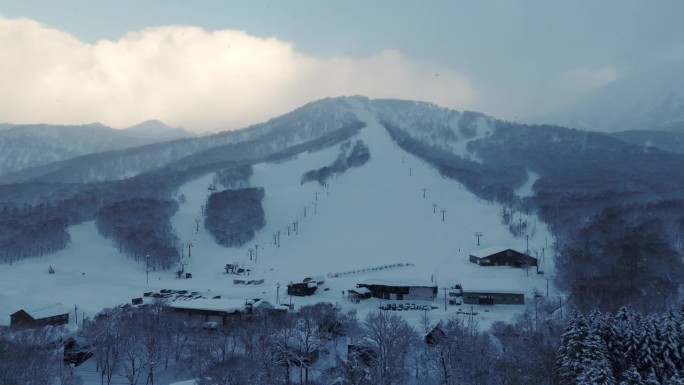 在滑雪场开幕前的清晨，拉进透视航拍的滑雪场。