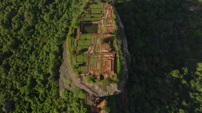 热门旅游景点鸟瞰图。狮子岩上古代宫殿的废墟。锡吉里亚，斯里兰卡