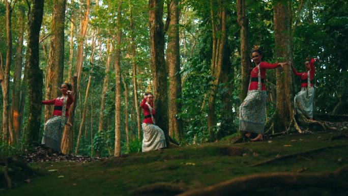 三幅连续的画面，一个穿着传统服装的女人在茂密的森林中跳舞，描绘了运动和文化舞蹈。