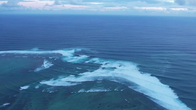 大美淡蓝海洋，白沫海浪翻滚，毛里求斯