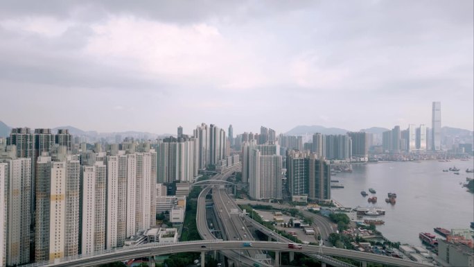 夏日城公路鸟瞰图及通往美丽小镇的汽车路线。亚洲人迁往繁忙的金融之都香港。飞越香港十字路口香港4k