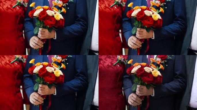 男人手里的红色鲜花手捧花
