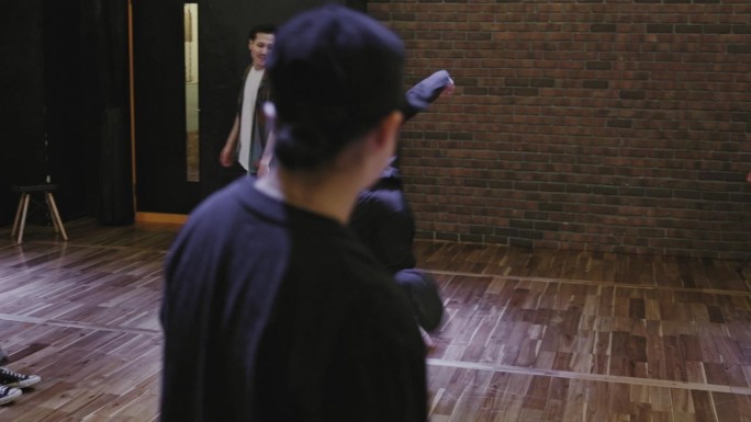 一名日本男子在与朋友的嘻哈比赛中展示他的舞蹈动作