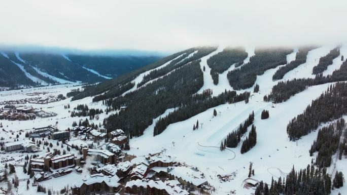 科罗拉多铜山雾云层冬天多雪清晨日出空中无人机滑雪场鹰飞人升降机中心村半管伊肯史诗通行证滑雪前进