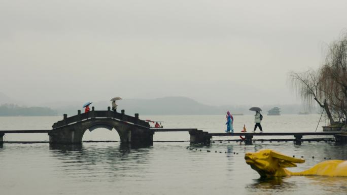 雨天杭州西湖钱王祠景色