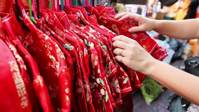 在曼谷唐人街的市场上挑选传统的中国新年服装