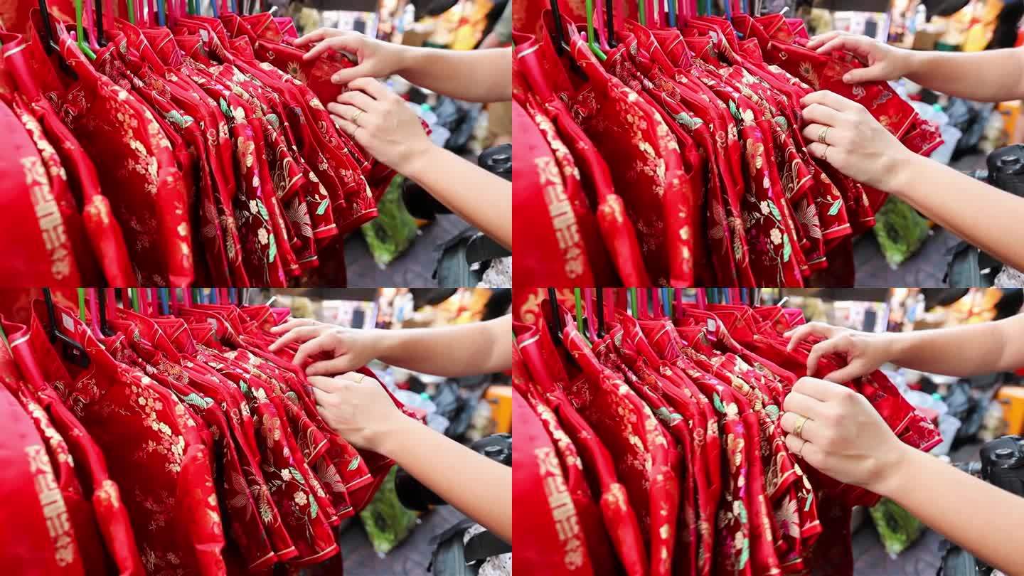 在曼谷唐人街的市场上挑选传统的中国新年服装