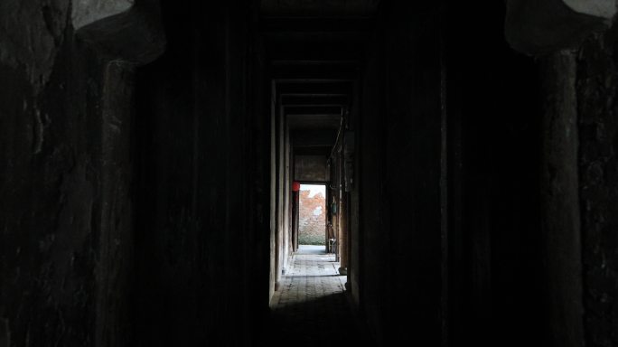 江南古镇老宅古建筑通向远处的门洞光影