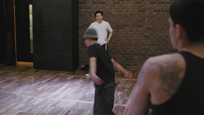 一名日本男子在与朋友的舞蹈比赛中展示他的霹雳舞技巧
