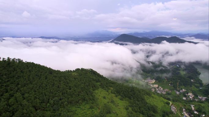 春雨过后的山间云海