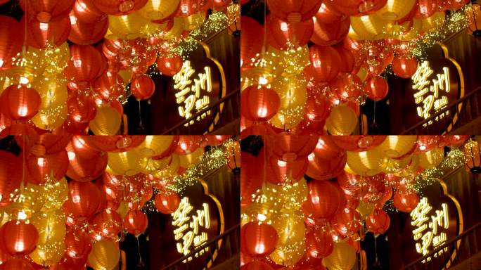 节日夜晚古街上点亮的中国灯笼
