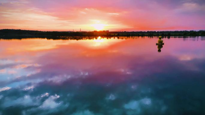 秋日夕阳映照梅里斯湖