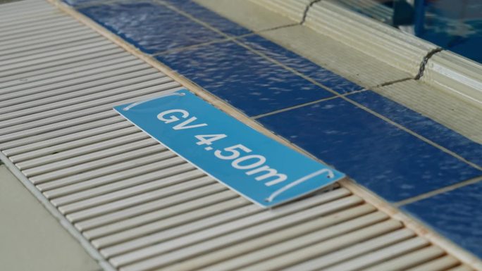 游泳池里的水有多深的警告标志。