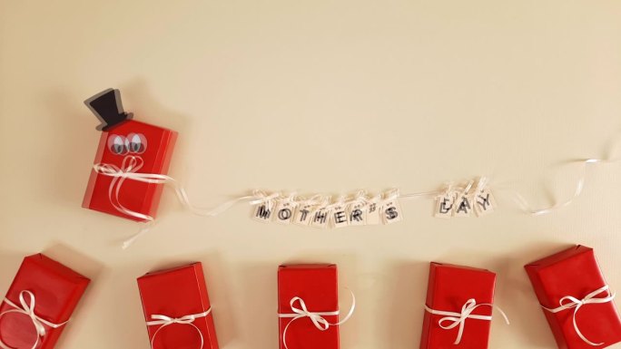 母亲的一天。贺卡上有红色的礼盒，上面写着“母亲节”。