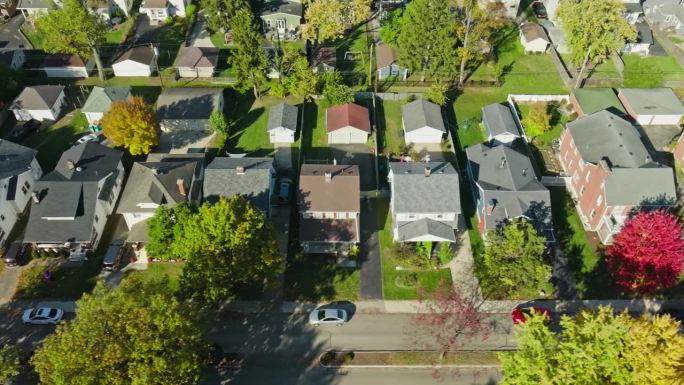 右图:无人机拍摄的蒙哥马利县俄亥俄州小城的房屋