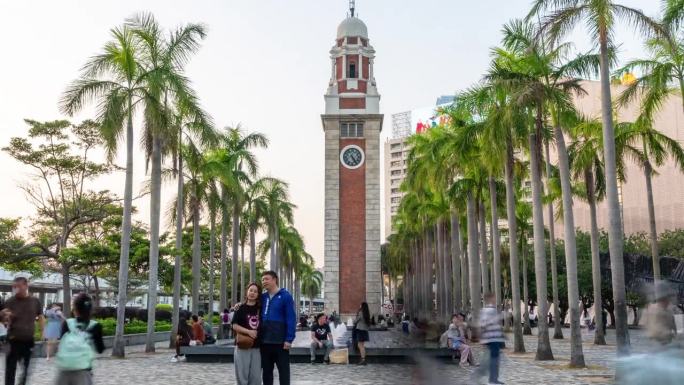 前铁路钟楼的时间流逝，游客在这里拍照。九广在尖沙咀旅游地标。间隔拍摄城市