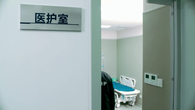 【4K】病人走进医护室看病