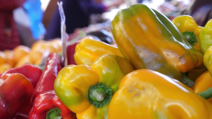 明亮的辣椒为意大利摊位增添了色彩，激发了烹饪灵感