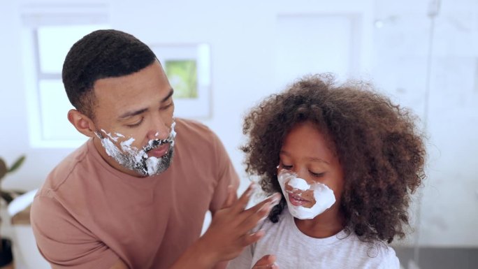 护肤，剃须膏和父亲与男孩在浴室玩，学习或在家里的关系。家人，肖像和孩子与父母脱毛，泡沫或面部应用，教