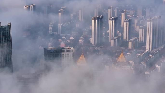 江苏淮安平流雾中的高层建筑若隐若现似仙境
